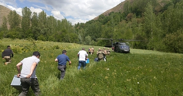 Öğretmenler sınav görevine helikopterle götürüldü